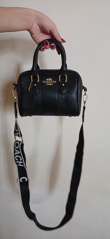 Çantalar: Coach mini barrel (satchel) çanta 38 manata alınıb və 20 manata