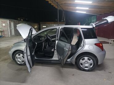 машина kg бишкек тойота: Toyota ist: 2004 г., 1.3 л, Автомат, Бензин, Хетчбек