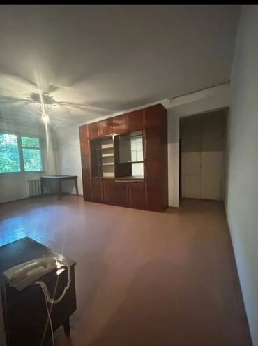 3 микрорайоне: 2 комнаты, 43 м², 104 серия, 1 этаж, Старый ремонт