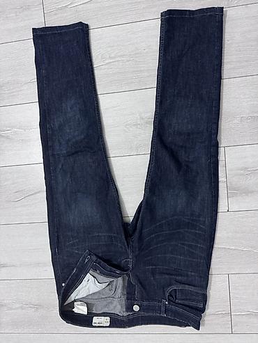 Мужские джинсы тёмно-синего цвета DENIM 1982. Модель прямого, слегка