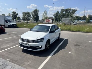 машина вариантга: Белый седан Volkswagen Polo с четырьмя дверями и черными литыми