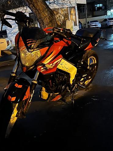 bajaj pulsar: Bajaj - Pulsar NS200, 200 sm3 — 2