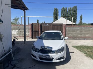 авто рассрочку без банка: Белый седан BYD F3 с четырьмя дверьми и люком на крыше. Автомобиль