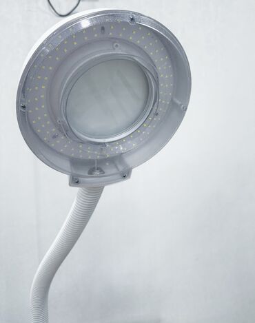 инструменты для малярки: Продаю лампу с лупой в отличном состоянии, свет регулируется, для