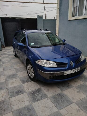 Göy rəngli, universal ban növünə malik Renault Megane avtomobili