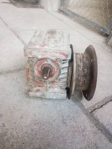 Лебедки: Продаю угловой редуктор или лебедка в хорошем состоянии. 1 на 40. Цена — 8