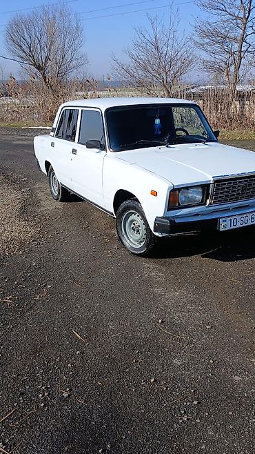 VAZ (LADA): VAZ 2107 sedan – ağ rəngli, 4 qapılı klassik kuzov. Mexaniki yan — 5