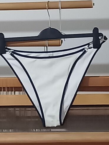 Kupaći kostimi: NOV, kupaći kostim NEW YORKER,beli sa teget paspulima i lepim zlatnim na lalafo.rs — 4 Kupaći kostimi: NOV, kupaći kostim NEW YORKER,beli sa teget paspulima i lepim zlatnim — 4