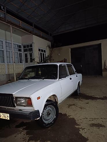 VAZ (LADA): LADA 2107, ağ rəng, sedan kuzov. Xüsusiyyətlər: - Ön və arxa — 9