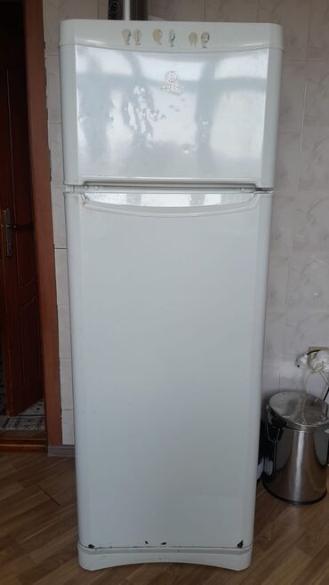 Микроволновки: Нерабочий 2 двери Indesit Холодильник Продажа, цвет - Белый, С диспенсером