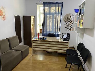 Kommersiya daşınmaz əmlakı: Nəriman Nərimanov, Arif Heydərov21 ünvanında. (Saatlı binanın — 1