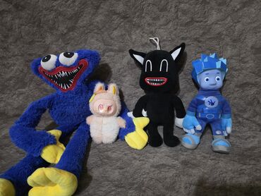 Oyuncaqlar: Uşaq oyuncaqları paketi – müxtəlif fiqurlar və aksesuarlar Tərkib: - — 5