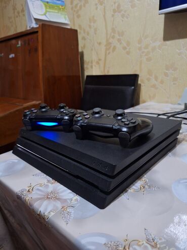 Mercedes-Benz: PlayStation 4 Pro. Üzərində 2 ədəd Dualshock verilir 2 sidə orginaldır