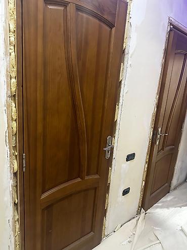 adəm ağacı: Taxta məbəttən (ehtimalən palıd/qoz tonunda) hazırlanmış daxili — 2
