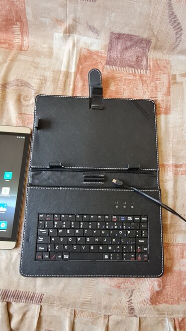 Tableti: Tablet sa futrolom i žičanom tastaturom - Android tablet dijagonale — 13