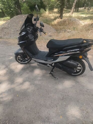 Скутеры: Черный скутер Макси Lifanmotor LF50QT-26C с ветровым стеклом. Отлично at lalafo.kg Скутеры: Черный скутер Макси Lifanmotor LF50QT-26C с ветровым стеклом. Отлично