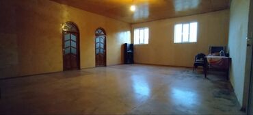 Otaqların uzunmüddətli kirayəsi: Geniş və işıqlı zal icarəyə təqdim olunur. Xüsusiyyətlər: - Açıq — 6