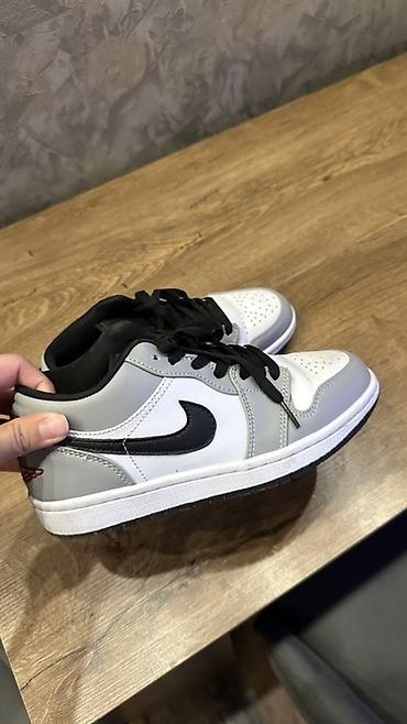 Мужские кроссовки, 36, Nike, Б/у, цвет - Белый, Бесплатная доставка