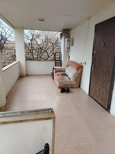 Həyət evləri və villalar: Satılır: 4 otaqlı həyət evi Xüsusiyyətlər: - Geniş zal: yemək masası — 8