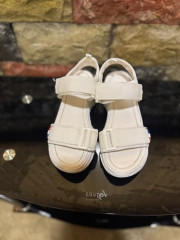 ağ krasofka: Ağ rəngli qadın sandal modeli - Stil: idman üslubunda platformalı — 1