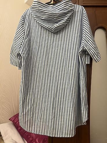 das sekilleri: Zolaqlı qadın koftası – kapüşonlu, düyməli - Model: qısaqol, oversize — 3