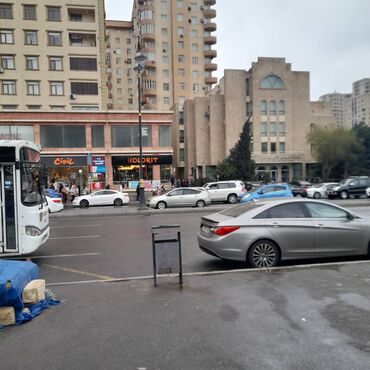 Kirayə mənzillər: Inşaatçılar metrosu düz çıxışında 5 mərtəbəli binanın 1-ci mərtəbəsi