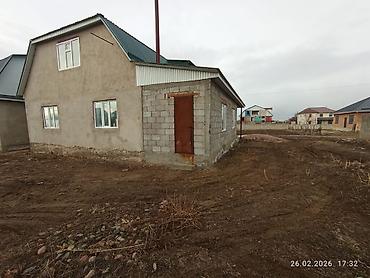 Продажа коттеджей и домов: Продаётся частный дом. второй этаж мансард, (недостроен), на первом — 2