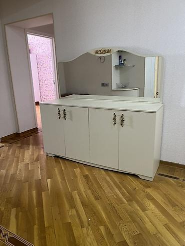 guzgulu kamotlar: Ağ rəngdə klassik üslublu komod-güzgü dəsti. - Material: laminat/MDF — 1