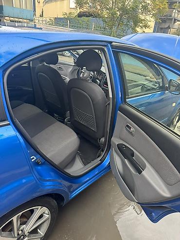 011 ucuz: Kia Rio hetçbek, mavi rəngdə. Avtomobilin кузов tipi 5 qapılı — 7