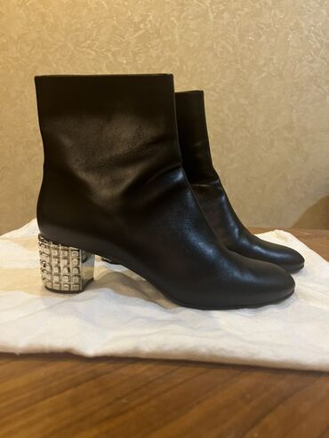 qadın bot: Original Casadei 600evroya alinib bir defe geyinilib 39-40 -