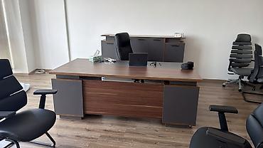 07 sekili: Mebel: Direktor/ofis masası (L‑şəkilli ön panel və yan tumbalarla) — 2