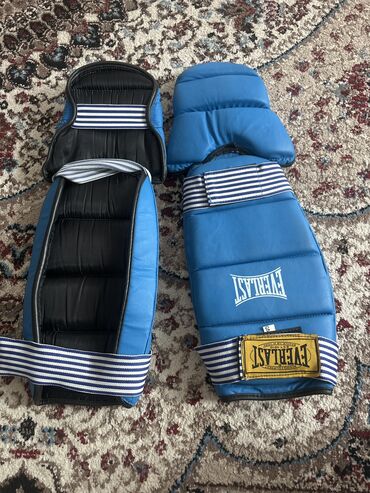лыжные перчатки бишкек: Продаю защитные щитки Everlast синего цвета, Подходят для занятий