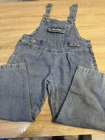 qadin kostyum: Cins parça qadın kombinezonu. Mavi rəngdədir və klassik denim — 1