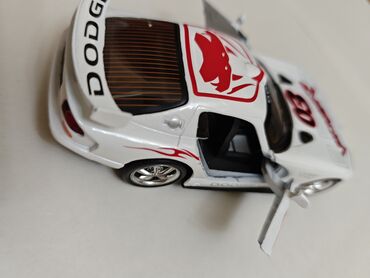 Avtomobil modelləri: Ağ rəngli diecast "Dodge Viper" modeli, qırmızı ilan emblemi və — 6