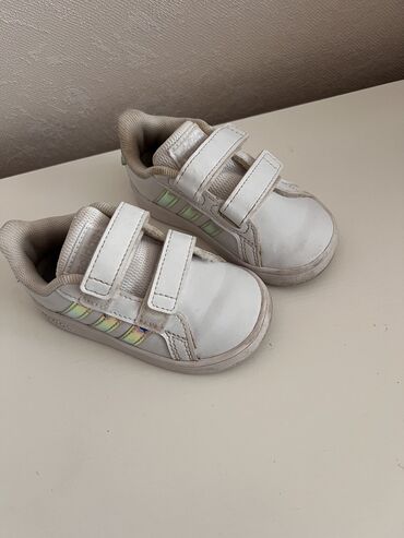Детская обувь: Ботасы адидас оригинал состояние хорошее. Нужно только постирать. Цена