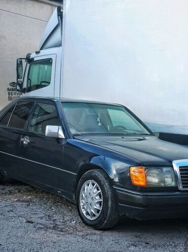 Honda: Mercedes-Benz sedan, W124 seriyası - Kuzov: sedan, qara rəng -