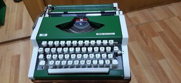 Ostali predmeti za kolekcionarstvo: Pisaća mašina Unis tbm de luxe. Nikad korišcena, kao novo. Sve