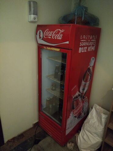 Контейнеры: Coca‑Cola brendli vitrinalı içki soyuducusu - Rəng: qırmızı