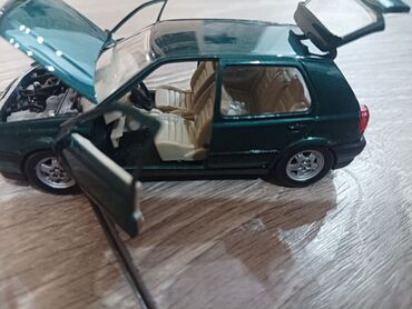 Модели автомобилей: Продаю Моделку (игрушку.) VW Golf3 5дверка размер 1:43. Фирма