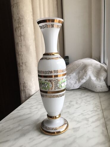 вазы из богемского стекла: Bir vaza, Bogem şüşəsi