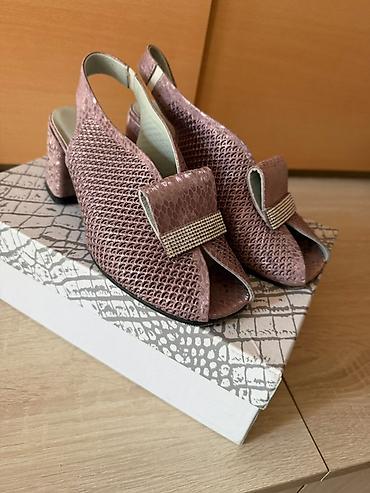 ağ sandallar: Qadın ayaqqabısı – açıq burunlu, arxa hissəsi açıq (slingback) model — 1