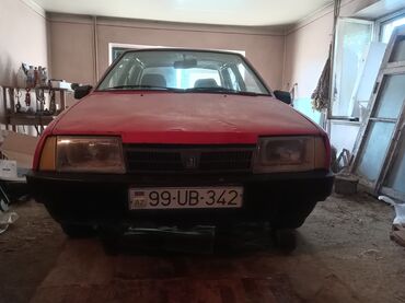 ravon r4 arenda: Dördqapılı qırmızı Lada Samara sedan avtomobili. Klassik dizaynı ilə