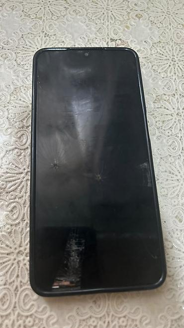 telefon kabrosu: Qara rəngli naxışlı telefon qabı və ekranlı smartfon - Arxa tərəfdə — 2