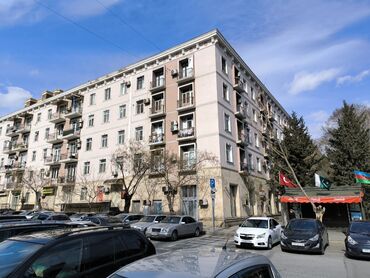 city: Səməd Vurgun bağı ilə üz bə üz 5 mərtəbəli Stalinka binanın 4-cü
