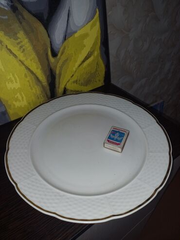 белые тарелки: Продается блюдо. Чехословакия. d=31см