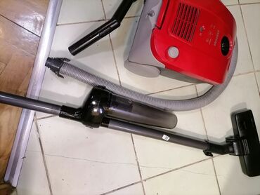 Klasični usisivači: Usisivač SAMSUNG 1600W na papirnu kesu i dodatkom na cevi za finu — 2