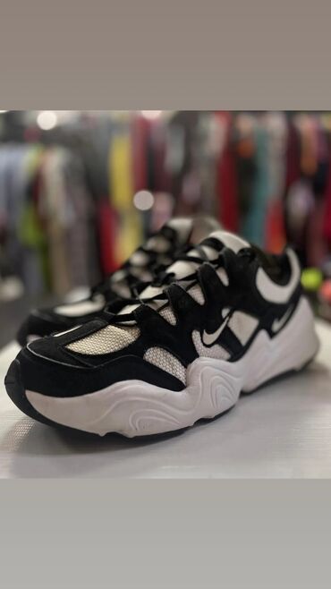 бюстгальтер с гелевым наполнителем: Кроссовки Nike Air Max, выполненные в светлых тонах, с акцентами