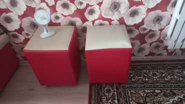 кухонный диваны: Угловой диван, цвет - Красный, Б/у