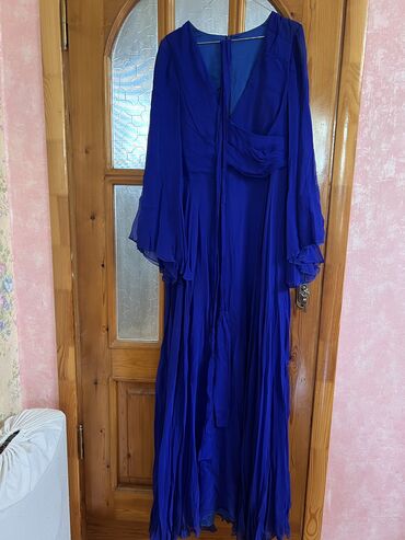 sifon material: Ziyafət geyimi satılır, təbii ipək şifon materialdan. 42 ölçü, 30 Azn