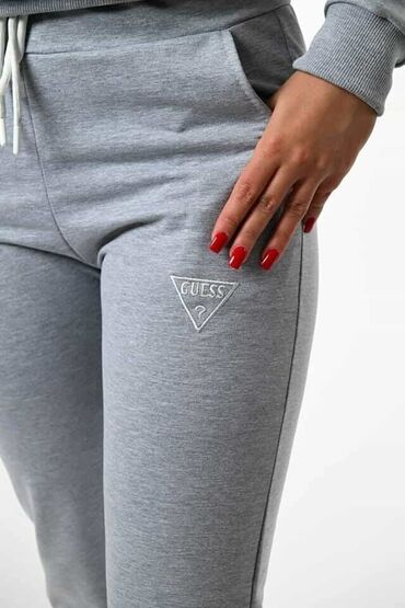 Gornji i donji deo: Ženska dukserica žute boje sa dugim rukavima i okruglim izrezom — 26